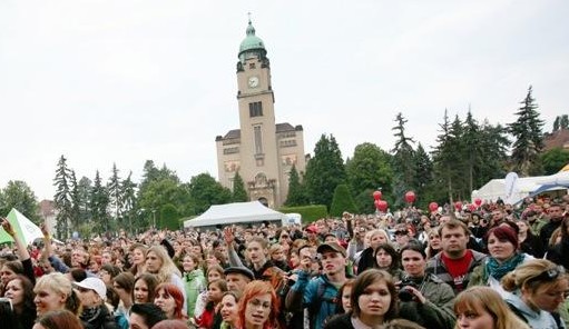 Festival Mezi Ploty 2010 Letos Pohosti Brno Dobrany I Praha Topzine Cz