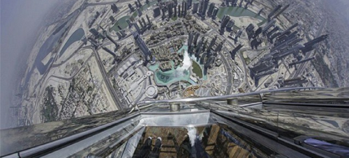 Věž Burdž Chalífa v Dubaji. Výhled z nejvýše položené pozorovací