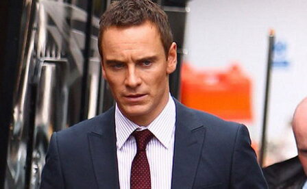 FOTO: Konzultant - Michael Fassbender - CinemArt