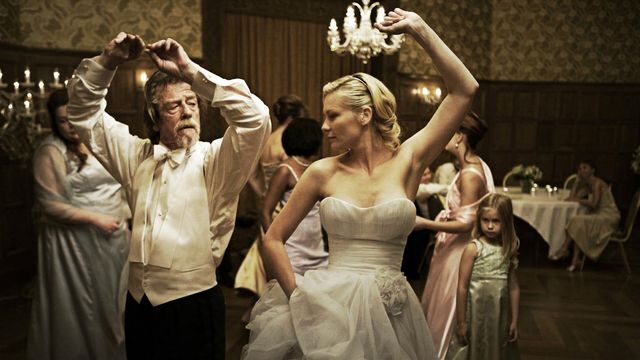 FOTO: John Hurt a Kirsten Dunst ve filmu Melancholia