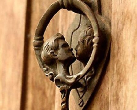 The-hello-kiss-doorknocker