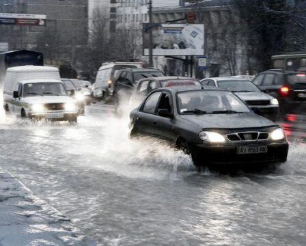 deste_povodne_Ukrajina_Odesa_doprava_automobil